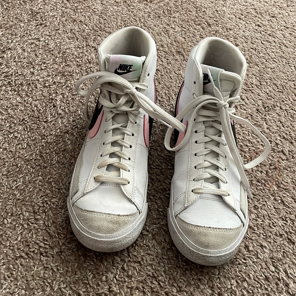 White blazers. Nike size 8. Details in pink and purple.